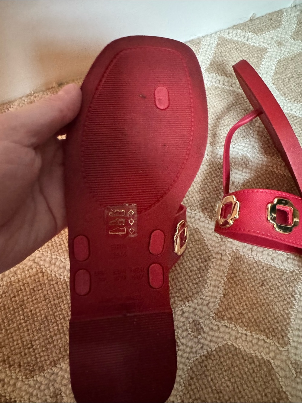 Larroudé Milan thong sandals in red featuring gold hardware - Picture 3 of 4